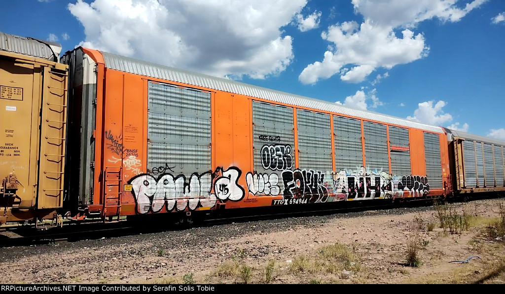 BNSF 28705 TTGX 694944 Con Grafiti 